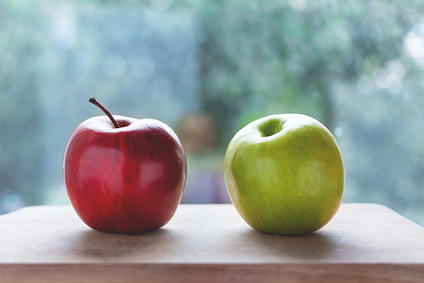Zwei Äpfel auf einem Tisch